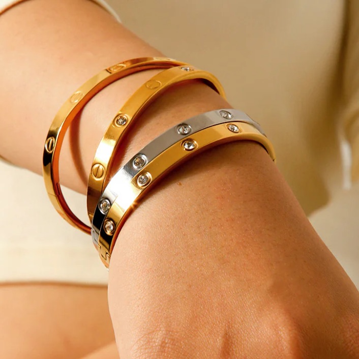 Love Style Round Stainless Steel Diamond Bangle